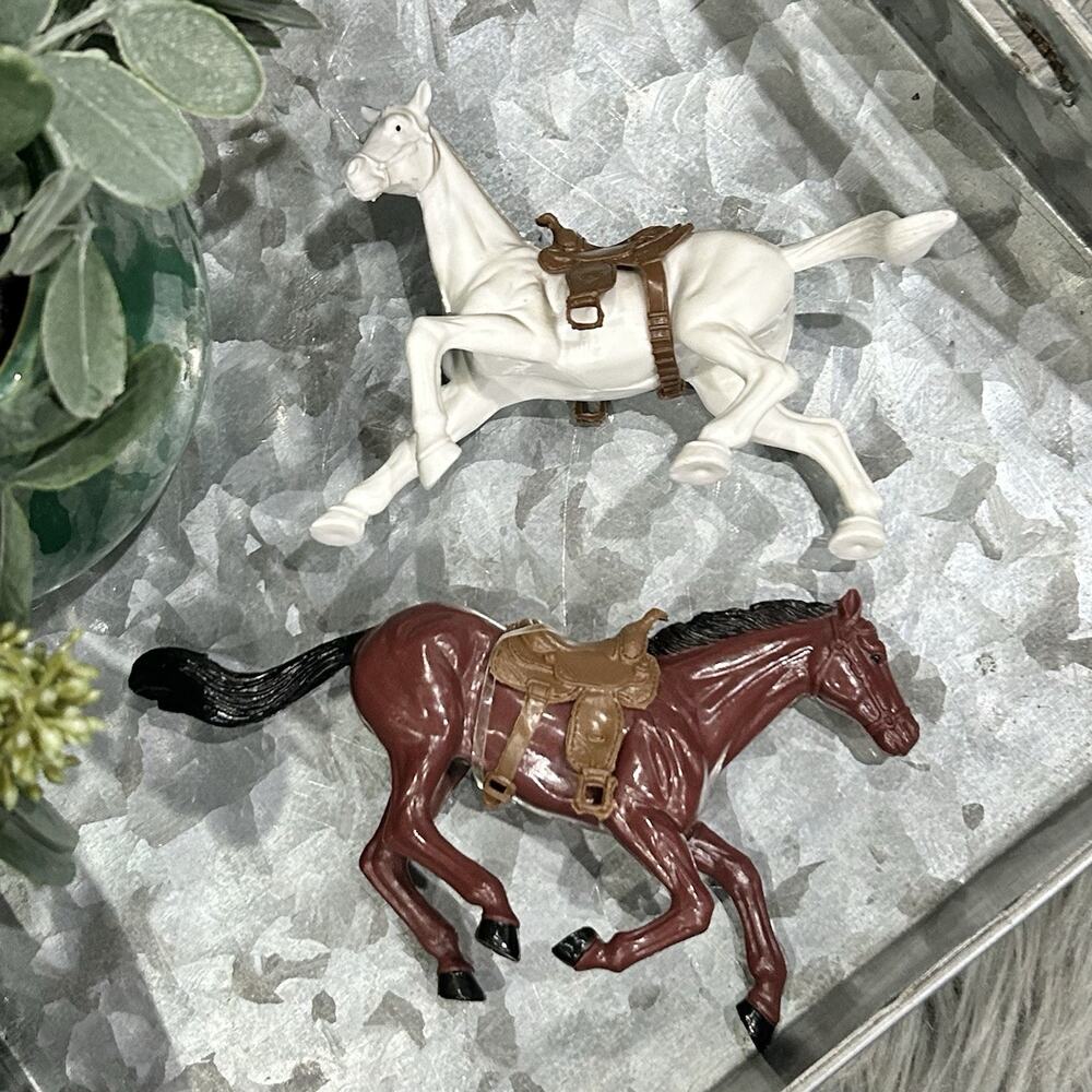 NEW RAY Vintage White & Brown Plastic Horse Bundle & Includes Saddles For Both‎